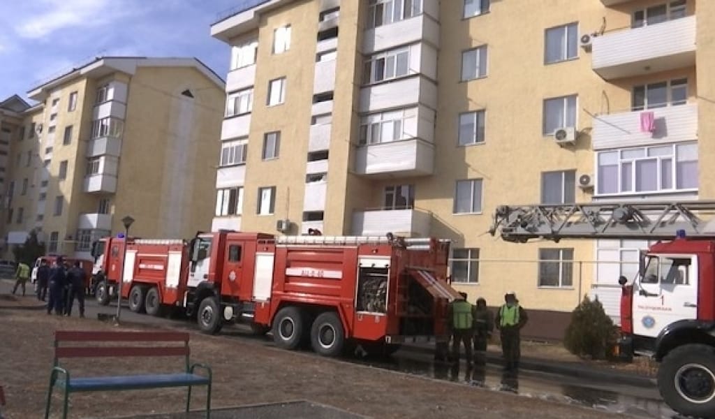 ПОЛИЦИЯ ӨКІЛДЕРІ ӨРТ ШЫҚҚАН ҮЙДЕН БІРНЕШЕ АДАМДЫ ҚҰТҚАРДЫ