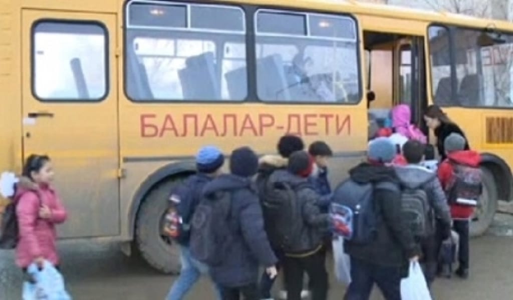 КЕГЕННІҢ ОҚУШЫЛАРЫ МЕКТЕПКЕ ШАҒЫН АВТОБУСПЕН БАРЫП-ҚАЙТАДЫ