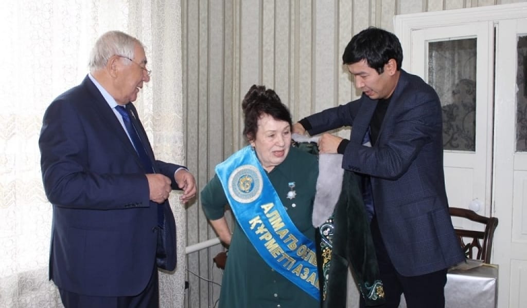 ҚАЗАҚТЫҢ СУЫРЫПСАЛМА АҚЫНЫ НАДЕЖДА ЛУШНИКОВА 80 ЖАСҚА ТОЛДЫ