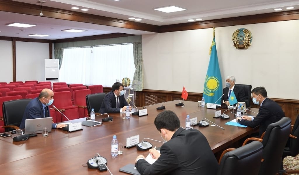 АЛМАТЫ МАҢАЙЫНА ЖЕҢІЛ РЕЛЬСТІ ЖОЛДАР САЛУ МӘСЕЛЕСІ ҚАРАЛДЫ