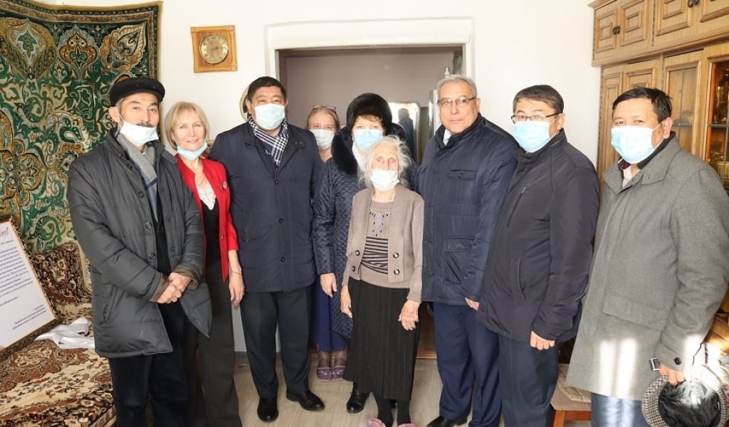 КӘСІПОДАҚ ҰЙЫМЫ ЖҮЗ ЖАСҚА КЕЛГЕН ҚАРТ ҰСТАЗДЫ ҚҰТТЫҚТАДЫ