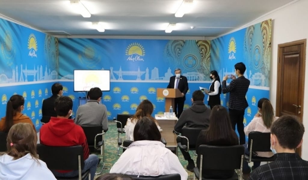 "ЖАСТАРДЫ КӨРСЕТ, БОЛАШАҒЫҢДЫ БАЯНДАЙЫН": ПАРТИЯДАҒЫ ЖИЫН