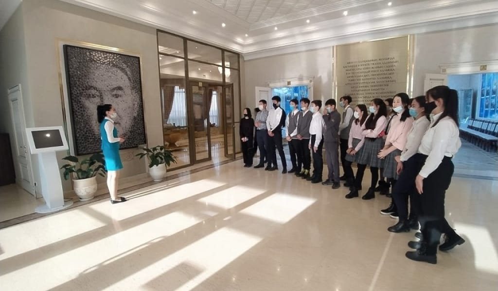 ЖАСТАР ЕЛБАСЫНЫҢ ЕҢБЕК ЖОЛЫН АЙҒАҚТАЙТЫН ҚҰЖАТТАРМЕН ТАНЫСТЫ