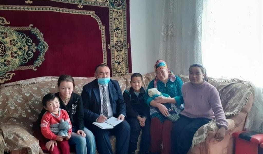 ПАРТИЯНЫҢ НАРЫНҚОЛДАҒЫ ӨКІЛДЕРІ КӨПБАЛАЛЫ АНАЛАРДЫҢ ҮЙІН АРАЛАДЫ