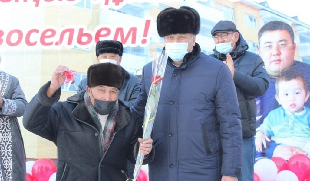 ҚАРАТАЛ АУДАНЫНЫҢ ӘКІМІ 50 ОТБАСЫНА ПӘТЕР КІЛТІН ТАБЫСТАДЫ