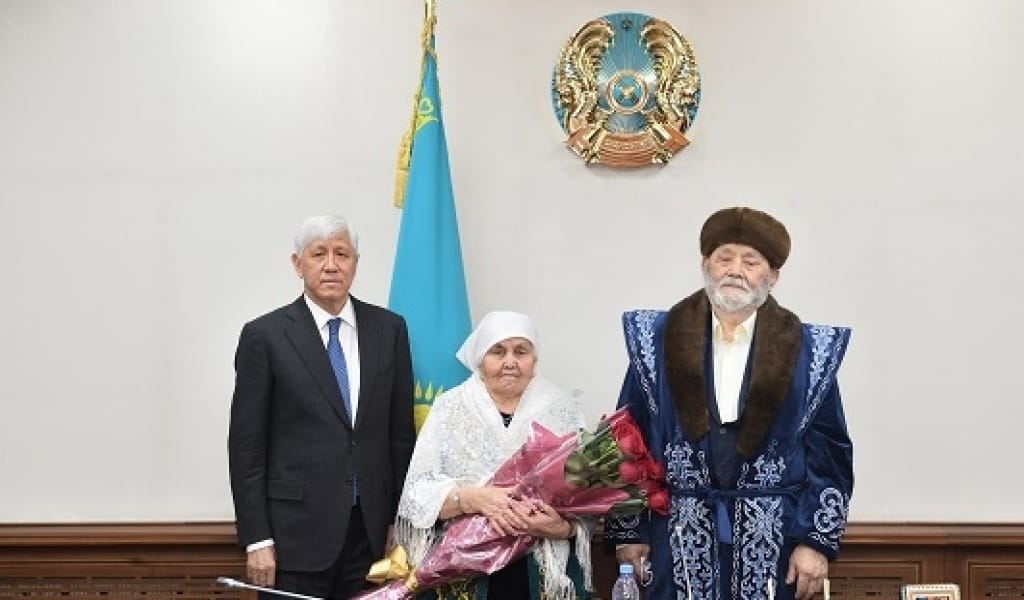 АМАНДЫҚ БАТАЛОВ "ТАҚИЯЛЫ ПЕРІШТЕНІ" 85 ЖАСЫМЕН ҚҰТТЫҚТАДЫ