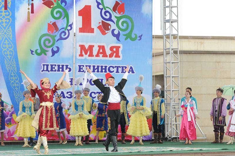 Бір шаңырақ астында