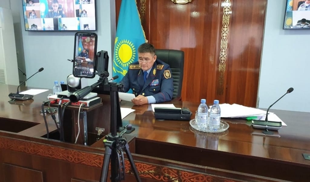 ГЕНЕРАЛ-МАЙОР ҮШ САҒАТ БОЙЫ ХАЛЫҚПЕН ТІЛДЕСІП, ТІКЕЛЕЙ ЭФИРДЕ ОТЫРДЫ