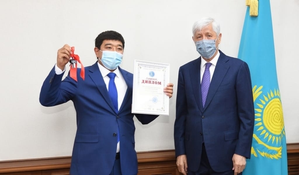 АМАНДЫҚ БАТАЛОВ ШАРУАШЫЛЫҚ ИЕЛЕРІНЕ ТРАКТОР КІЛТІН ТАБЫСТАДЫ