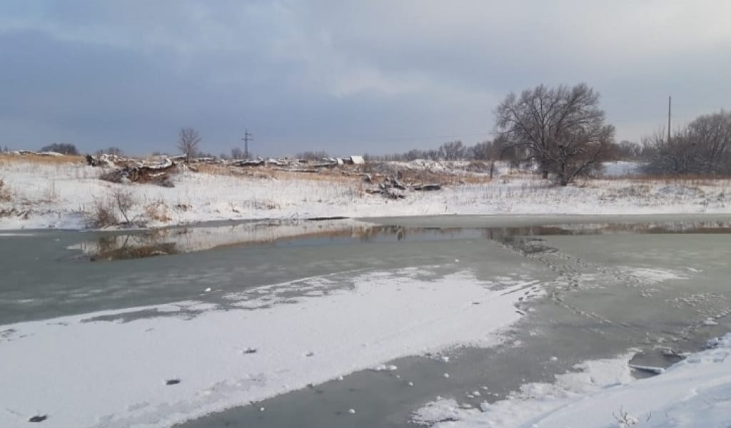 ІЛЕ АУДАНЫНДА ӨЗЕННІҢ МҰЗЫ ОЙЫЛЫП, ЕКІ БҮЛДІРШІН СУҒА БАТЫП КЕТТІ