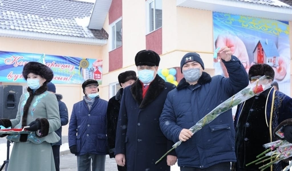 ТАЛДЫҚОРҒАНДАҒЫ КОТТЕДЖДІ ҚАЛАШЫҚТАН 120 ОТБАСЫ ҮЙ АЛДЫ