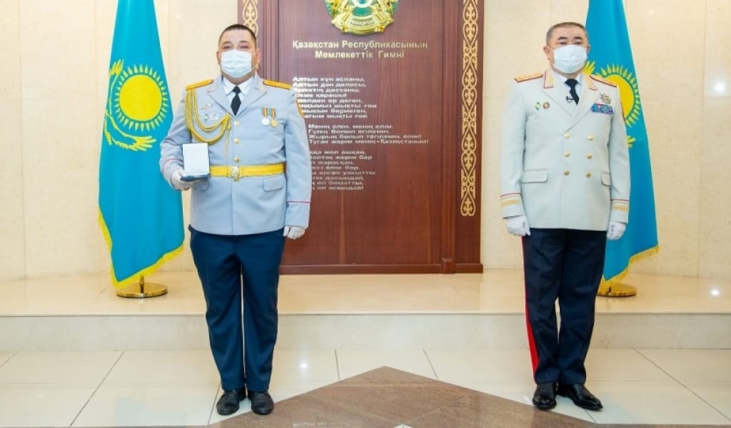ЖҮК КӨЛІГІ ЖАРЫЛҒАН КЕЗДЕ ЕРЕН ЕРЛІК ЖАСАҒАН ПОЛИЦЕЙЛЕР МАРАПАТТАЛДЫ