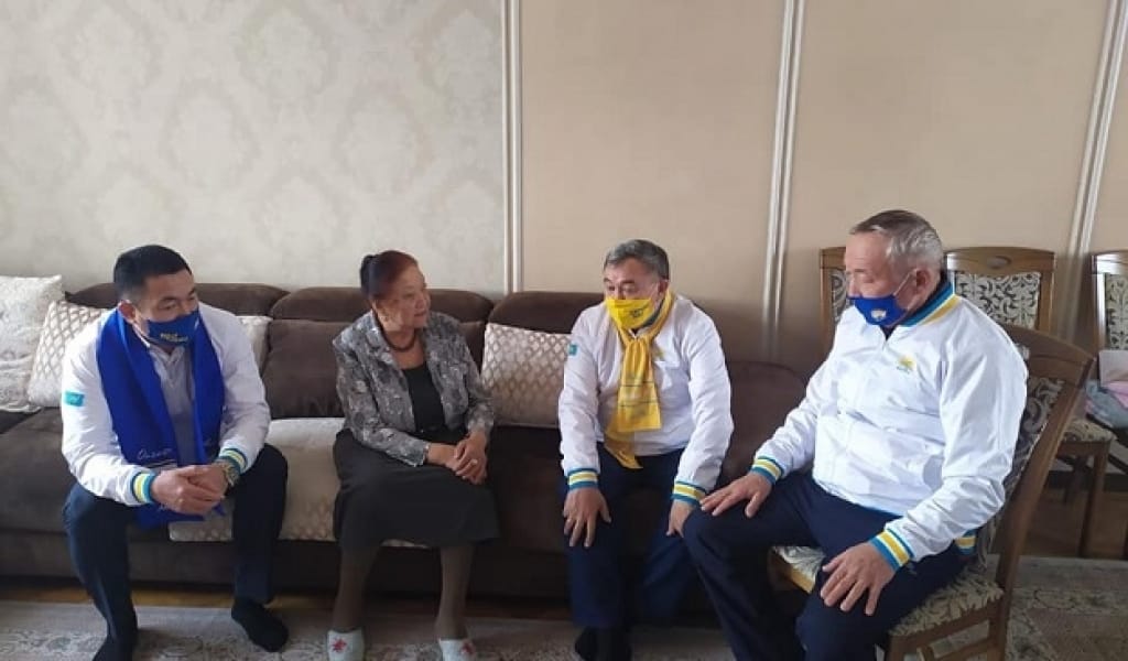 "NUR OTAN" ПАРТИЯСЫНЫҢ ӨКІЛДЕРІ КЕНЕН ӘЗІРБАЕВТЫҢ ҚЫЗЫМЕН ЖОЛЫҚТЫ