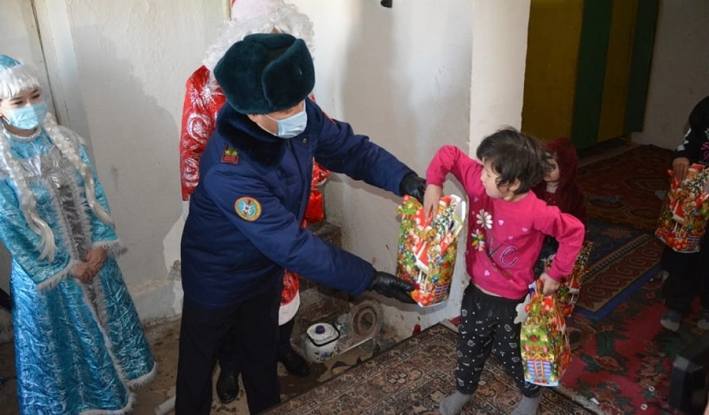 ТАЛДЫҚОРҒАНДА АЯЗ АТА МЕН АҚШАҚАР ҮЙЛЕРГЕ КІРІП, ӨРТ ҚАУІПСІЗДІГІН ТЕКСЕРДІ