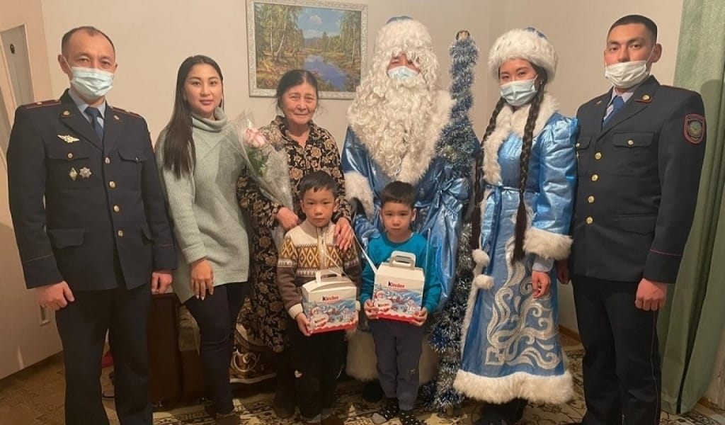 ПОЛИЦИЯ ӨКІЛДЕРІ ҚЫЗМЕТТЕ ҚАЗА БОЛҒАН ӘРІПТЕСТЕРІНІҢ ОТБАСЫНА БАРДЫ