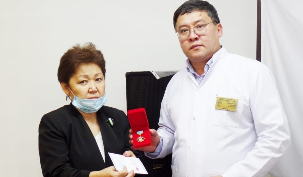 КЕШІККЕН МЕДАЛЬ КОВИДТЕН КӨЗ ЖҰМҒАН МАРҚҰМНЫҢ ЖАРЫНА ТАБЫСТАЛДЫ