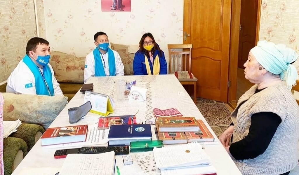 ПАРТИЯНЫҢ ҮГІТ-НАСИХАТШЫЛАРЫ ЕҢБЕК АРДАГЕРІНІҢ ҮЙІНЕ БАРДЫ