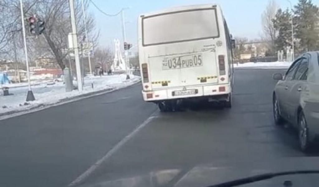 ЖОЛ ЕРЕЖЕСІН БҰЗҒАН АВТОБУС ЖҮРГІЗУШІСІНЕ АЙЫППҰЛ САЛЫНДЫ