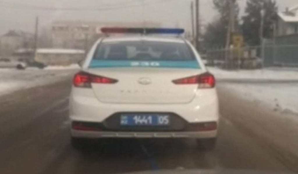БЕНЗИНІ БІТІП, ЖОЛДА ҚАЛҒАН ЖҮРГІЗУШІГЕ ПОЛИЦЕЙЛЕР КӨМЕКТЕСТІ