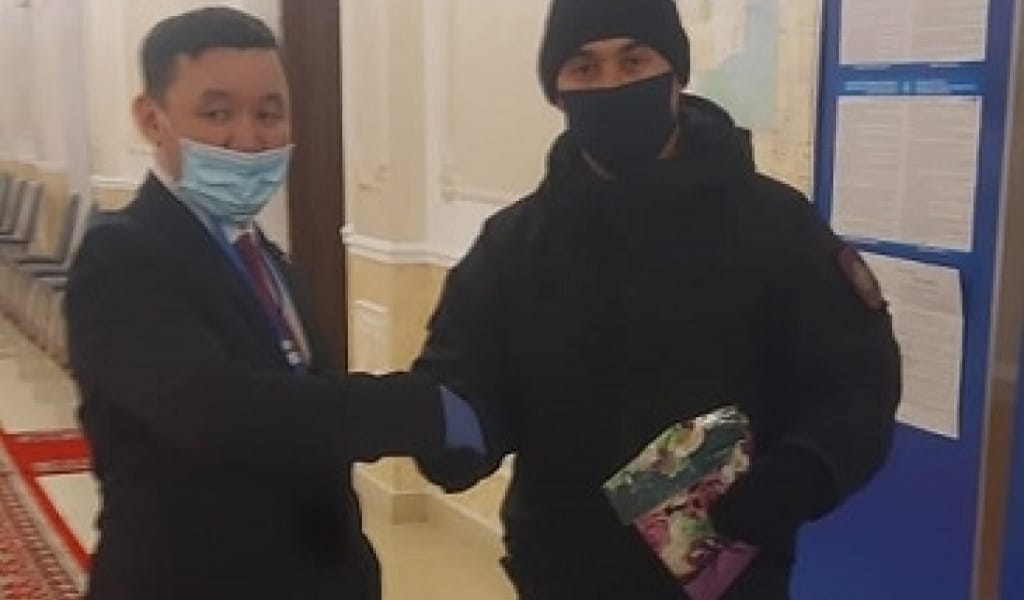 БІРІНШІ БОЛЫП ДАУЫС БЕРГЕН САЙЛАУШЫҒА СЫЙЛЫҚ ТАБЫСТАЛДЫ