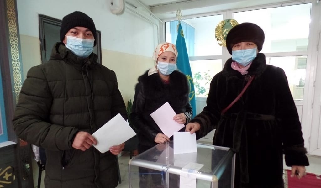 ҰЗЫНАҒАШТА ТҰРАТЫН КЕЙУАНА САЙЛАУҒА ҰЛЫ МЕН КЕЛІНІН ЕРТІП КЕЛДІ