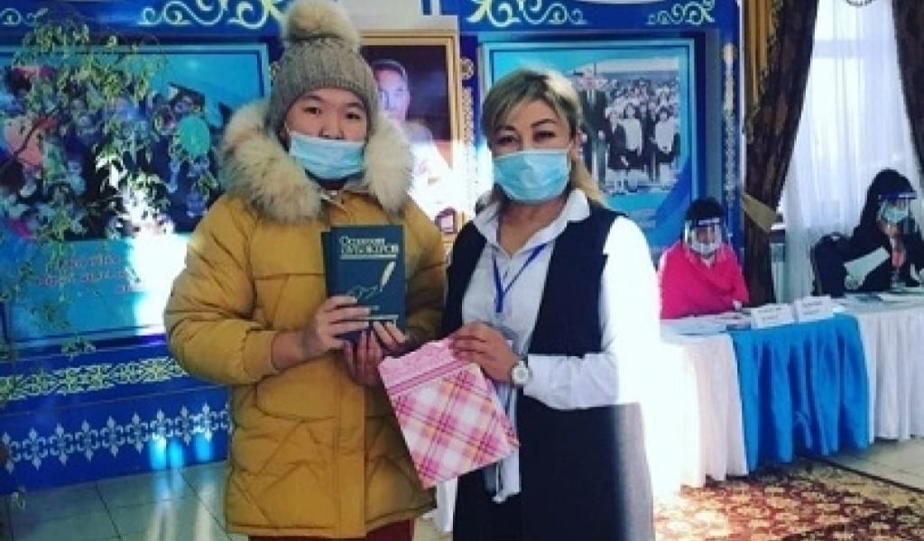 ЖАМБЫЛ АУДАНЫНЫҢ ЕҢ ЖАС САЙЛАУШЫСЫНА КІТАП СЫЙҒА ТАРТЫЛДЫ