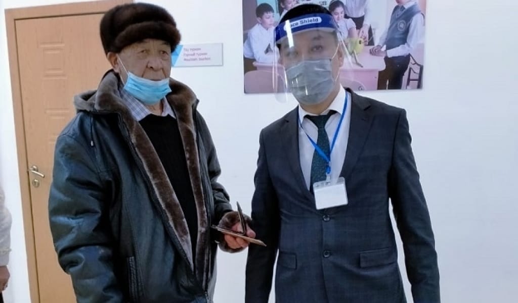 САЙЛАУҒА ӨЗ АЯҒЫМЕН КЕЛГЕН АҚСАҚАЛҒА АРНАЙЫ СЫЙЛЫҚ ТАБЫС ЕТІЛДІ