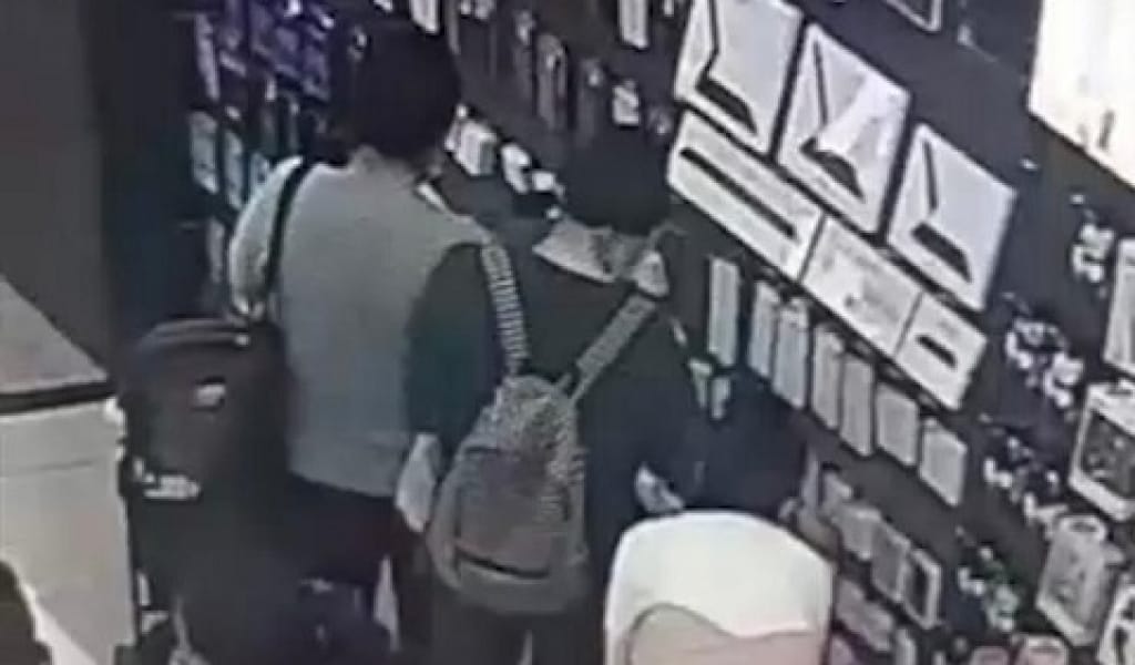 ҚАРАСАЙЛЫҚ ПОЛИЦЕЙЛЕР САУДА ҮЙІНДЕ ҰРЛЫҚ ЖАСАҒАН ЕКІ ӘЙЕЛДІ ҰСТАДЫ