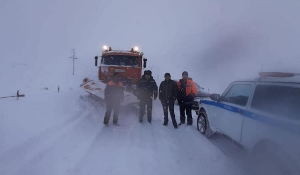 БОРАНДА ҚАЛҒАН ЖОЛАУШЫЛАРДЫ ҚҰТҚАРУҒА ПОЛИЦЕЙЛЕР ДЕ КІРІСТІ