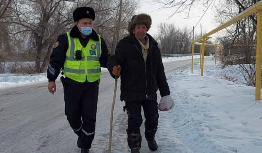 ПОЛИЦИЯ ҚЫЗМЕТКЕРІ ҮЙІНЕ ЖЕТЕ АЛМАЙ ҚАЛҒАН ҚАРИЯҒА КӨМЕКТЕСТІ