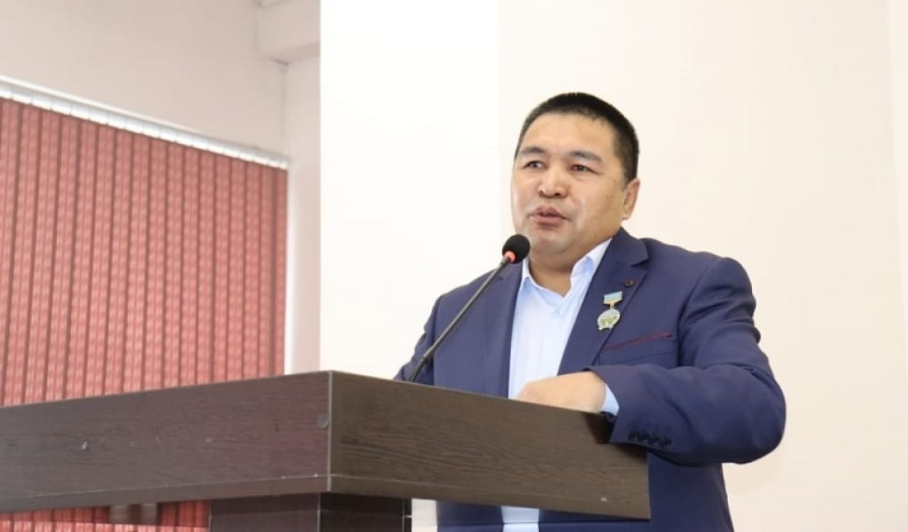 ТУҒАН ӨЛКЕСІН ЖЫРЛАҒАН АҚЫНҒА "ҚҰРМЕТТІ АЗАМАТ" АТАҒЫ БЕРІЛДІ
