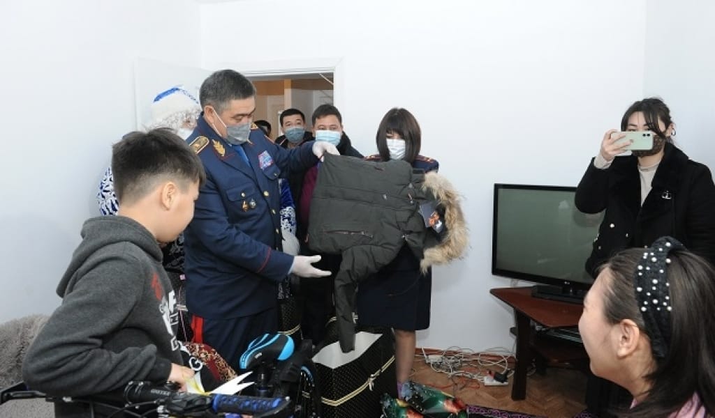 АЛМАТЫ ОБЛЫСЫНЫҢ БАС ПОЛИЦЕЙІ БАЛАЛАРҒА СЫЙЛЫҚ ТАРАТТЫ