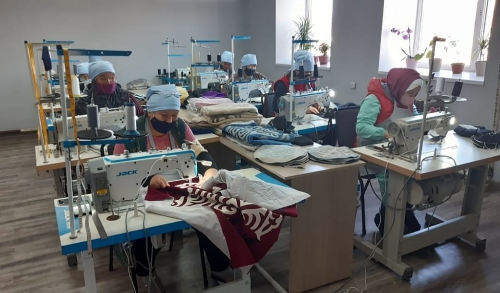 "МАТАСЫ ДА ӨЗДЕРІНЕН": ЖЫЛАНДЫДА ҰЛТТЫҚ ТІГІН ЦЕХЫ ЖҰМЫС ІСТЕЙДІ